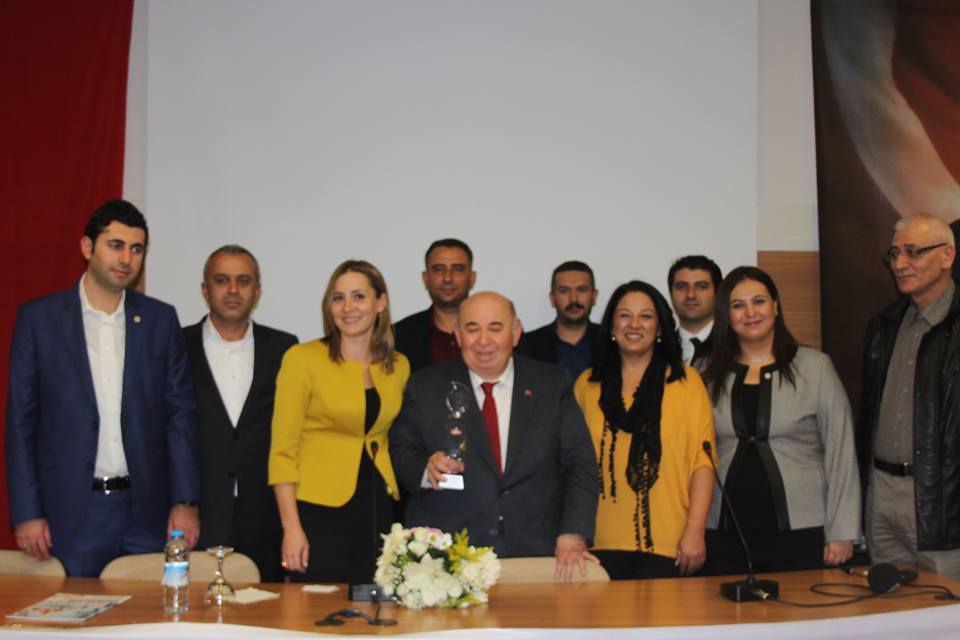 Anadolu Eğitim Sendikası'nın 2015 Başöğretmenlik Onur Ödülü, törenle Sakin Öner'e verildi.