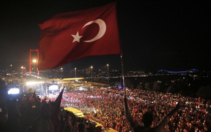 Herkesi Devlete, Demokrasiye ve Anayasaya Sadakat Yemini Etmeye Çağırıyoruz.